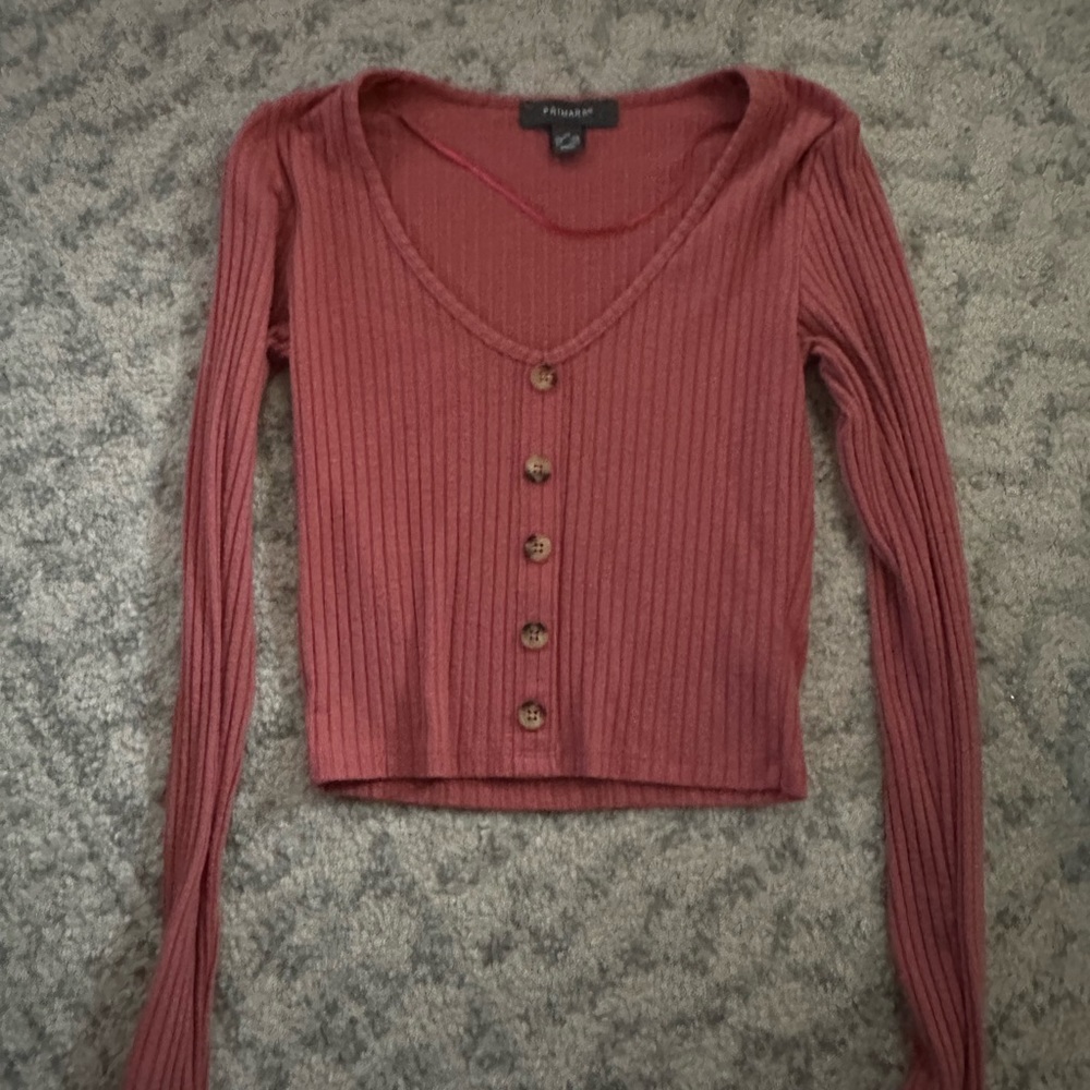 Mauve long sleeve ribbed crop top with button details on front